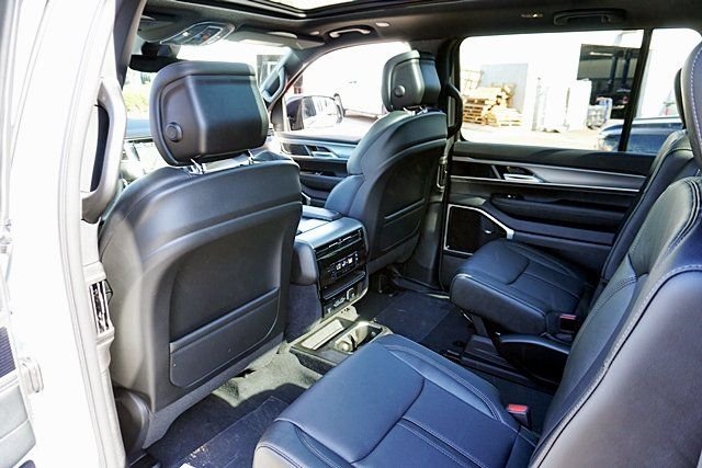 New 2026 Bright White Clear-Coat Exterior Paint Jeep Limited Altitude image 22