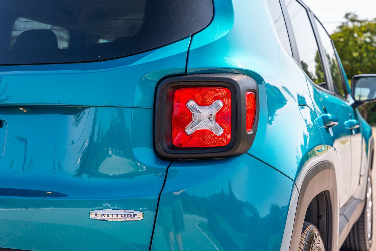 Used 2022 Teal Jeep Latitude image 14