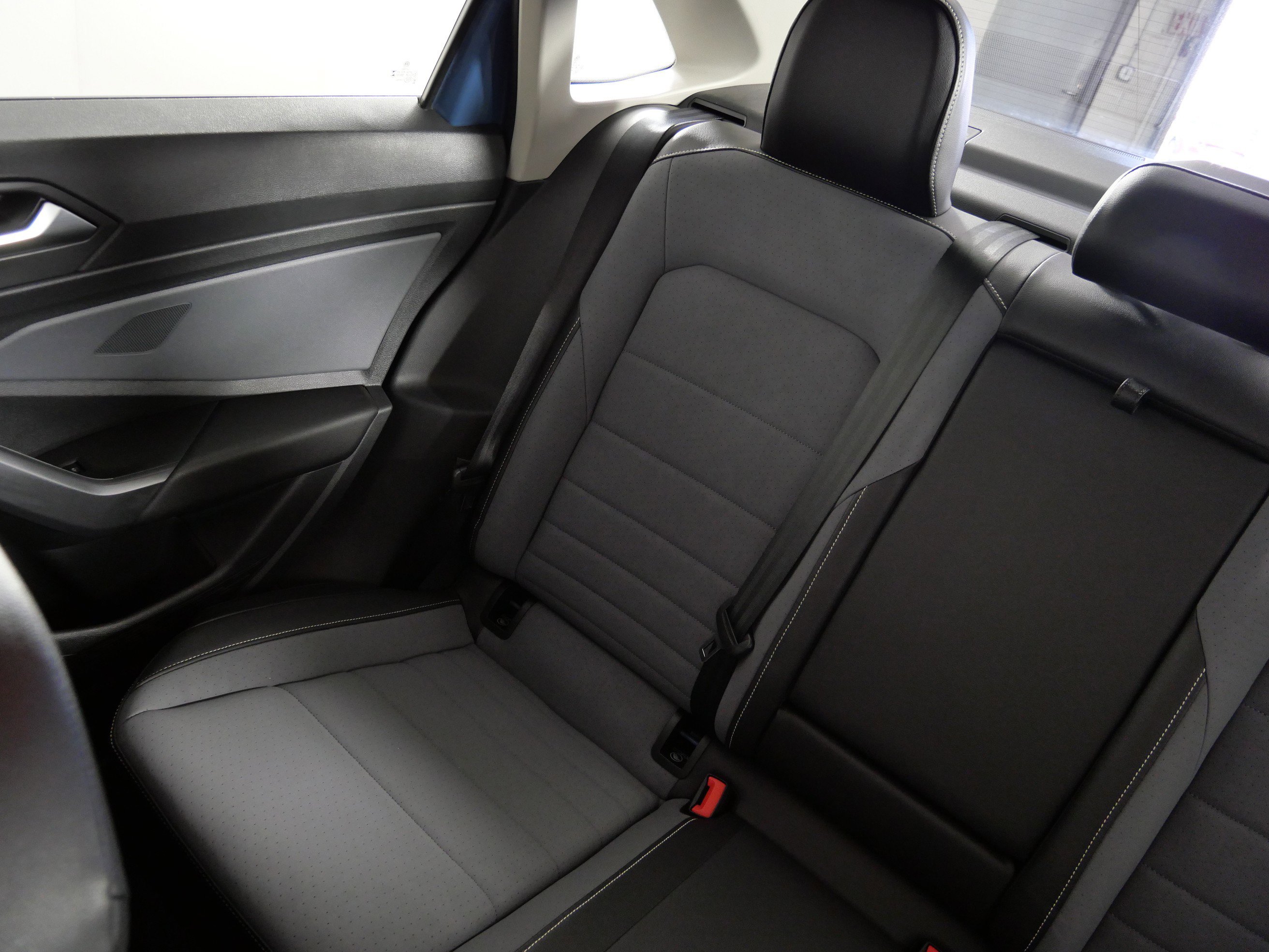 Used 2025 MONTERY BLUE Volkswagen SE image 12