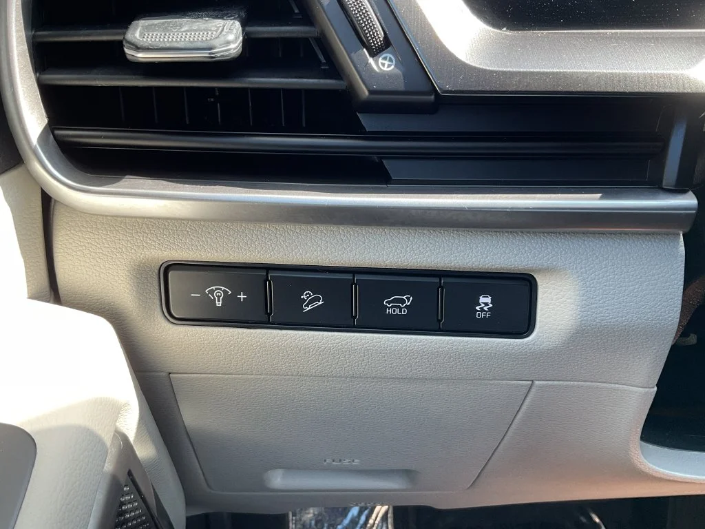 Used 2025 White Kia S image 34