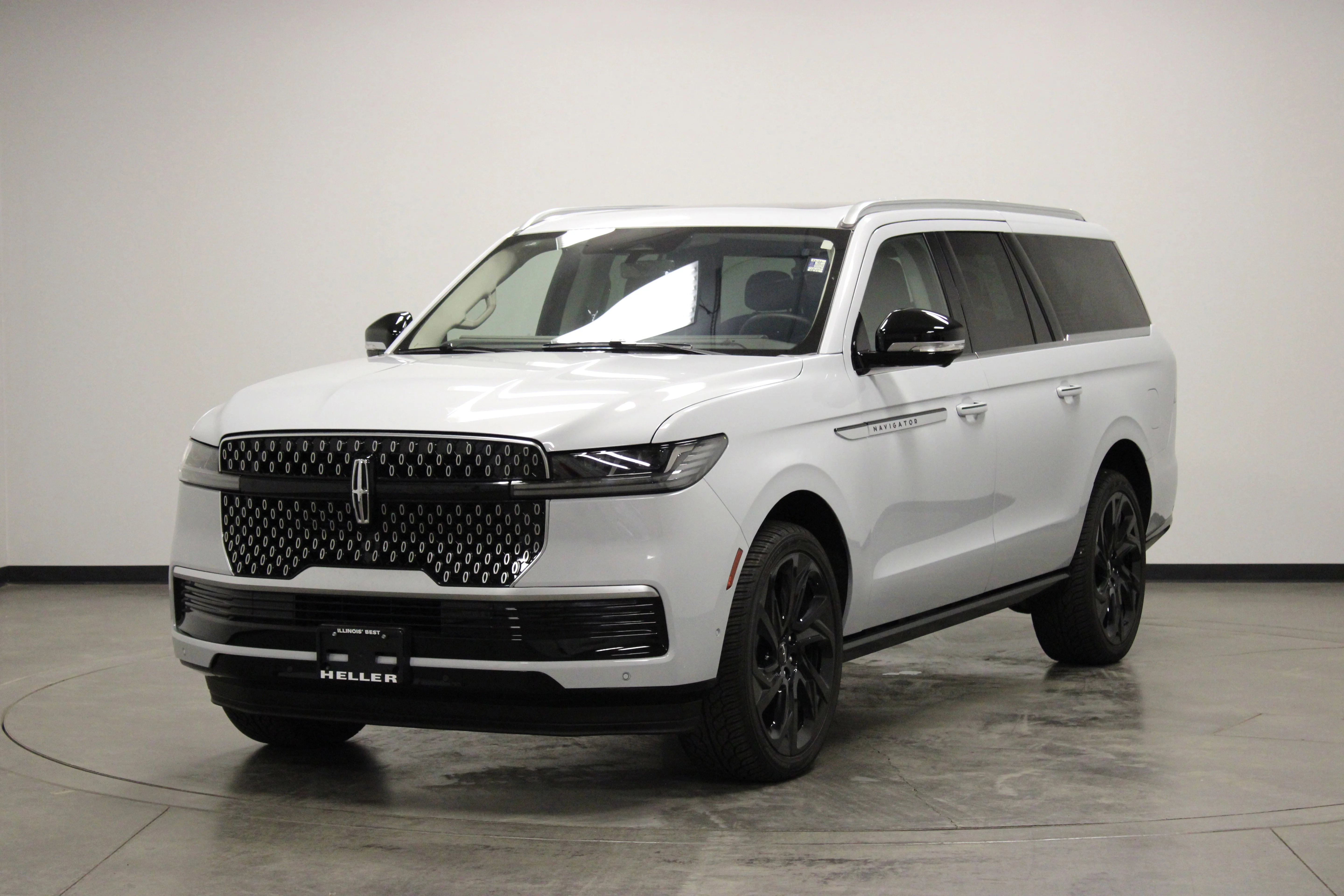 Used 2025 Crystal White Metallic Clearcoat Lincoln Reserve image 4