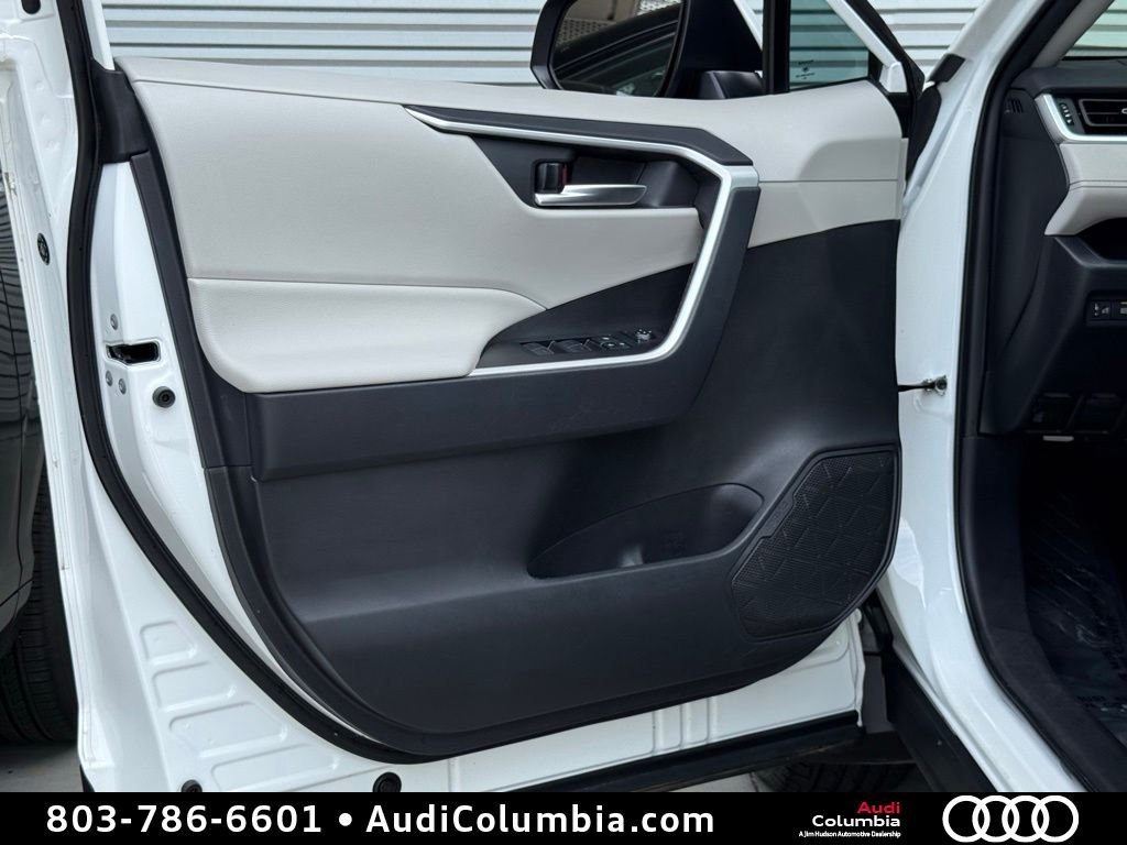 Used 2025 Beige Toyota XLE Premium image 20