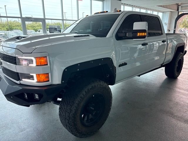 Used 2019 White Chevrolet High Country image 3