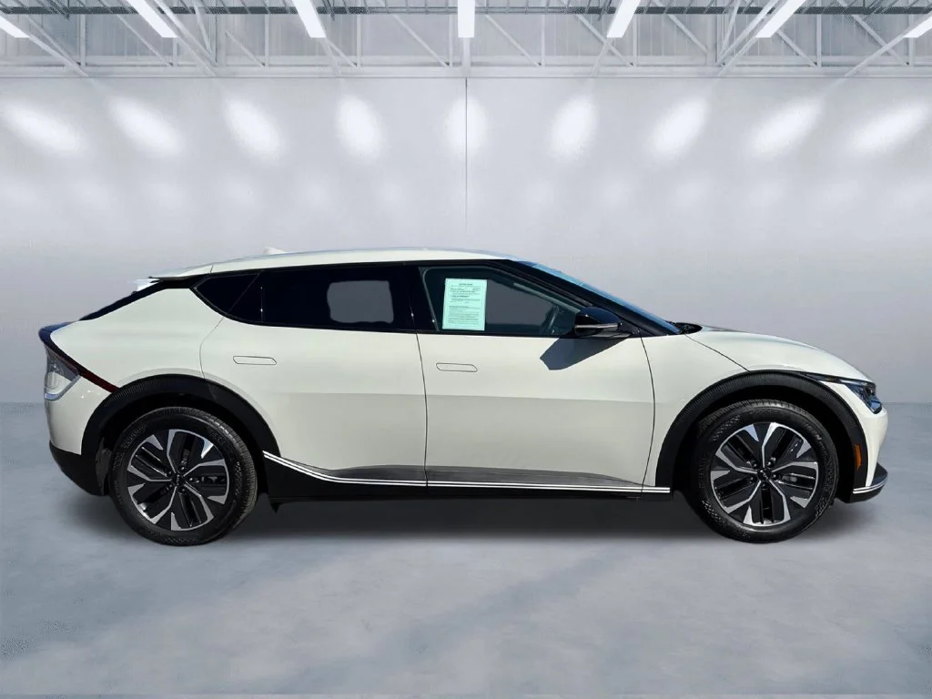 Used 2024 White Kia Light image 3