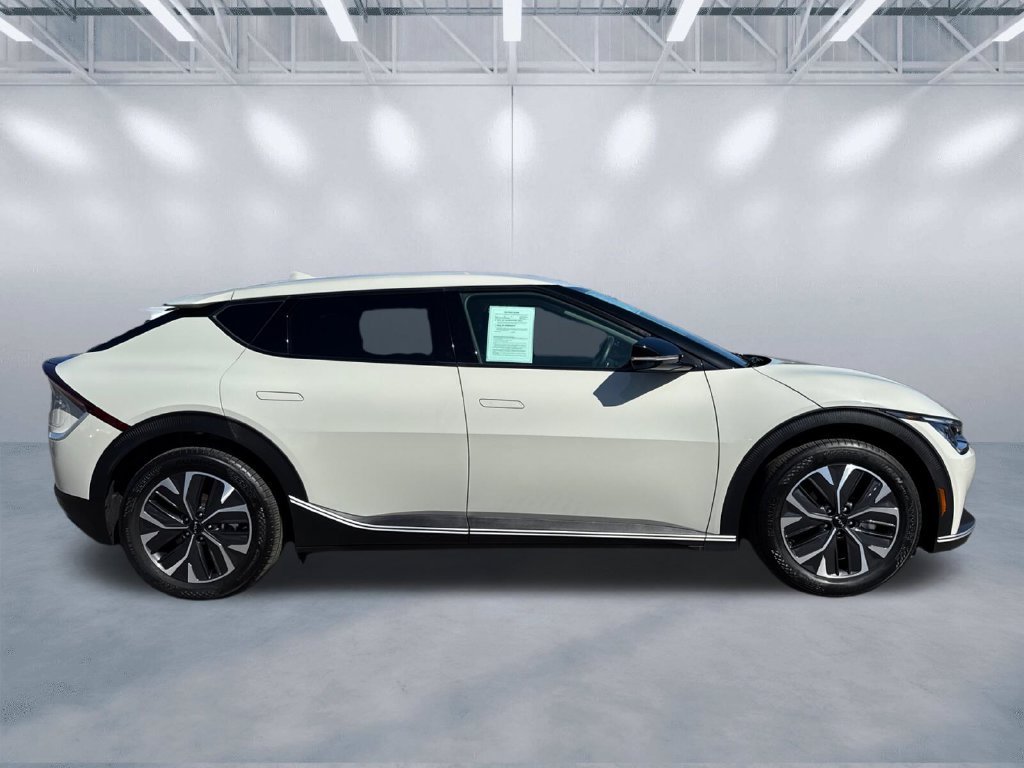 Used 2024 White Kia Light image 3
