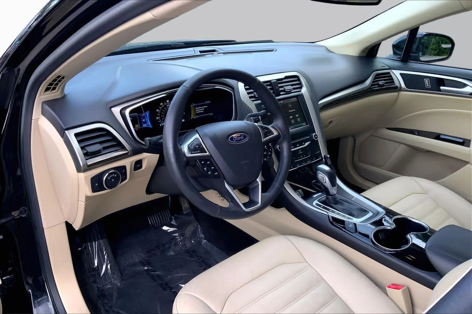Used 2014 Tuxedo Black Metallic Ford SE image 16