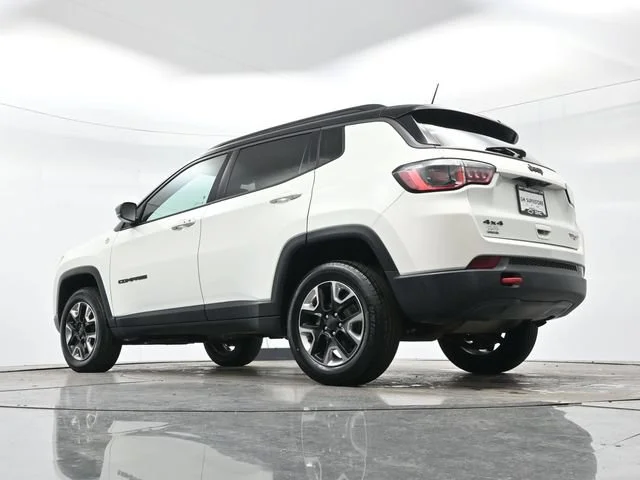 Used 2018 White Clearcoat Jeep Trailhawk image 27