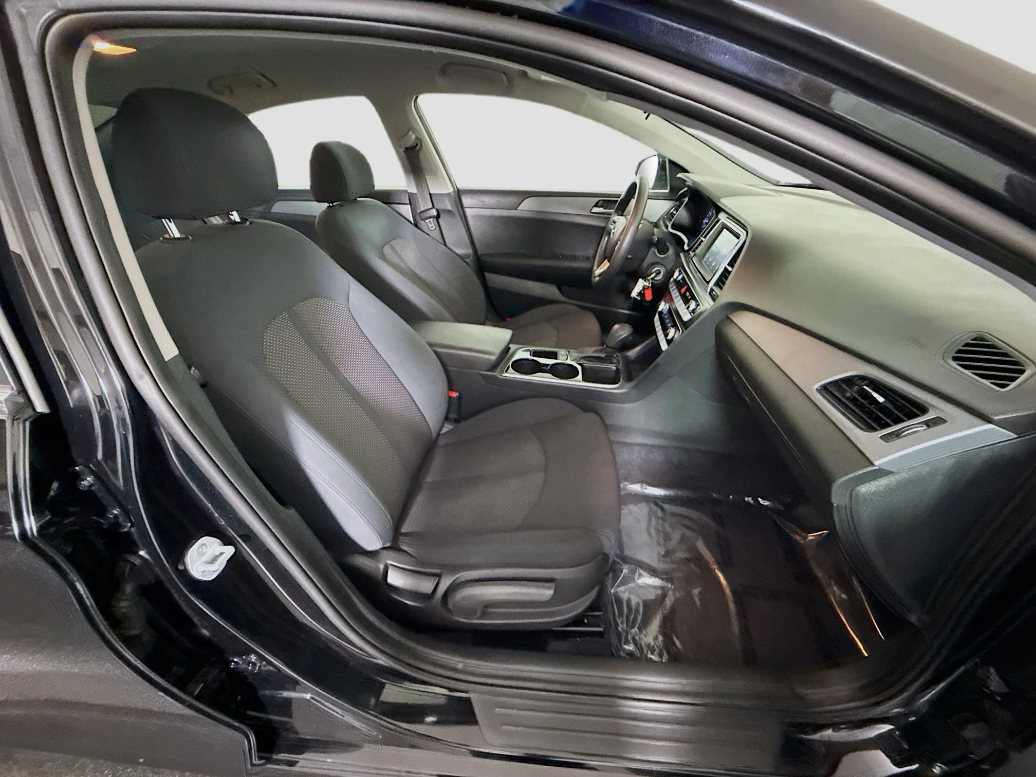 Used 2018 Phantom Black Hyundai SE image 24