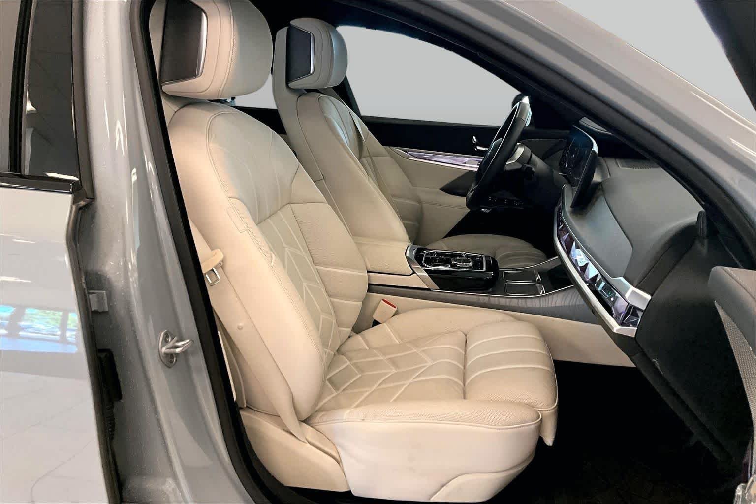 Used 2024 Brooklyn Grey Metallic BMW xDrive60 image 8