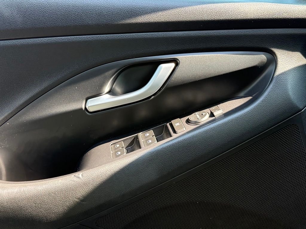 Used 2018 White Hyundai Base image 16