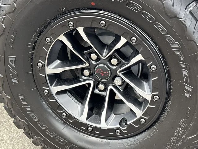 New 2025 Bright White Clear-Coat Exterior Paint Jeep Rubicon X image 19