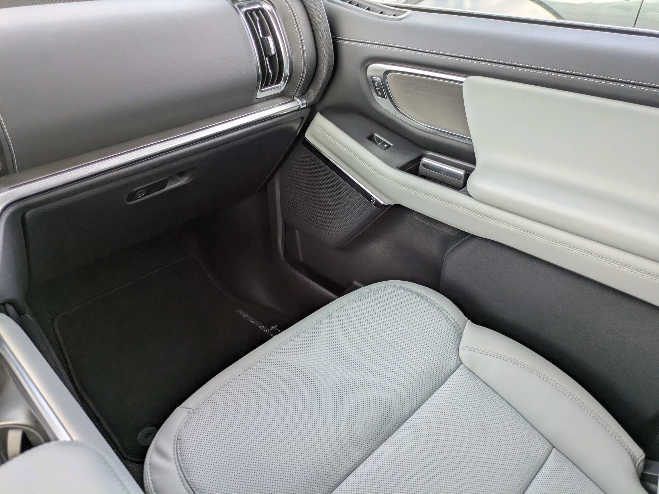 New 2026 Star White Metallic Tri-Coat Ford Platinum® image 25