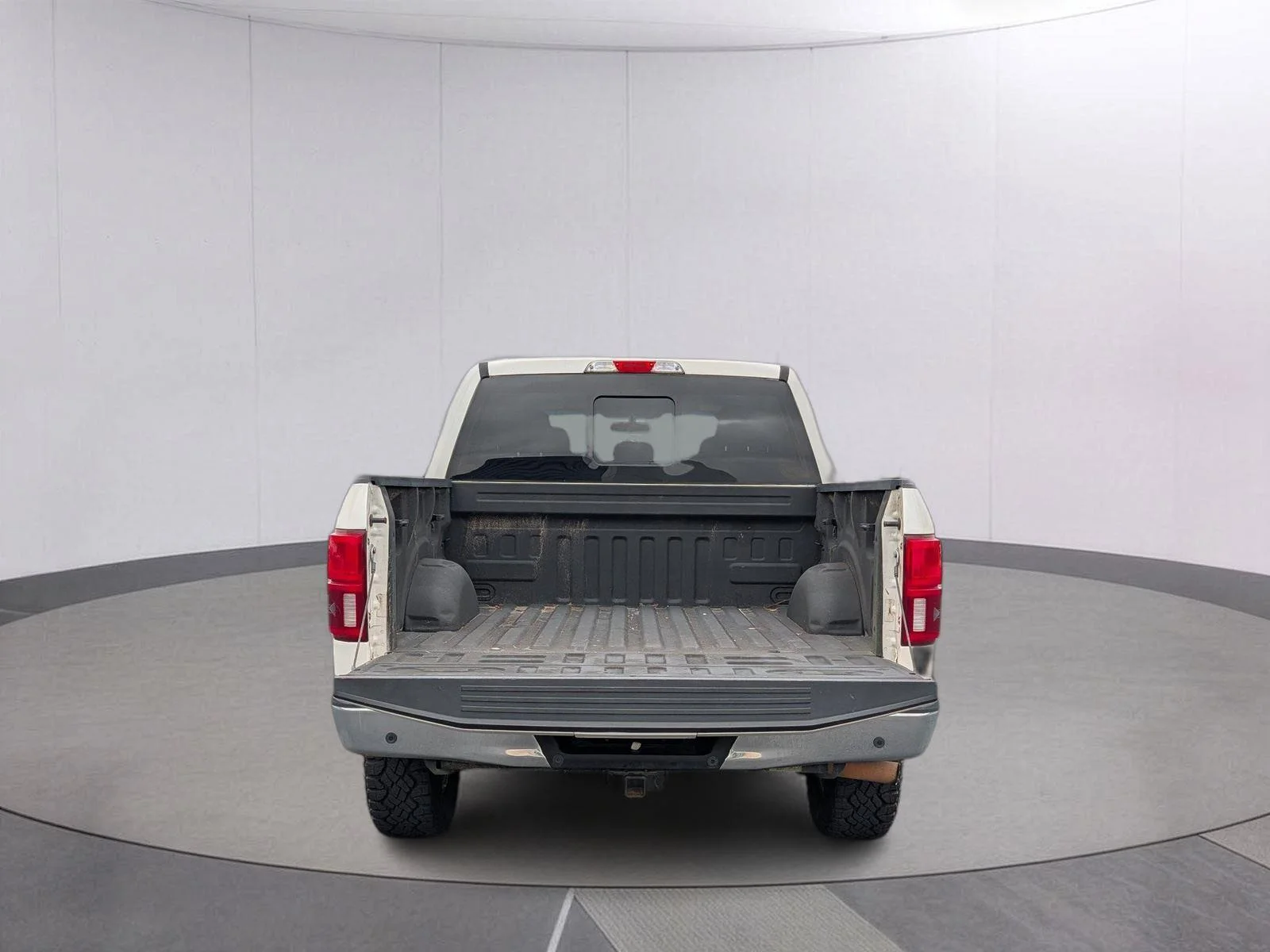 Used 2018 White Platinum Metallic Tri-Coat Ford LARIAT image 5