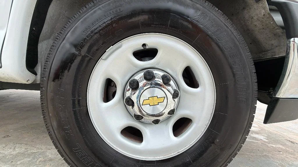 Used 2025 Summit White Chevrolet 1LT image 35