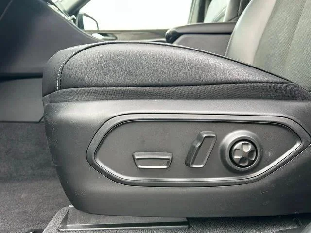 New 2026 Bright White Clear-Coat Exterior Paint Jeep Laredo image 29
