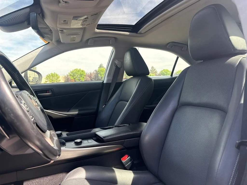 Used 2018 Eminent White Pearl Lexus 300 image 9
