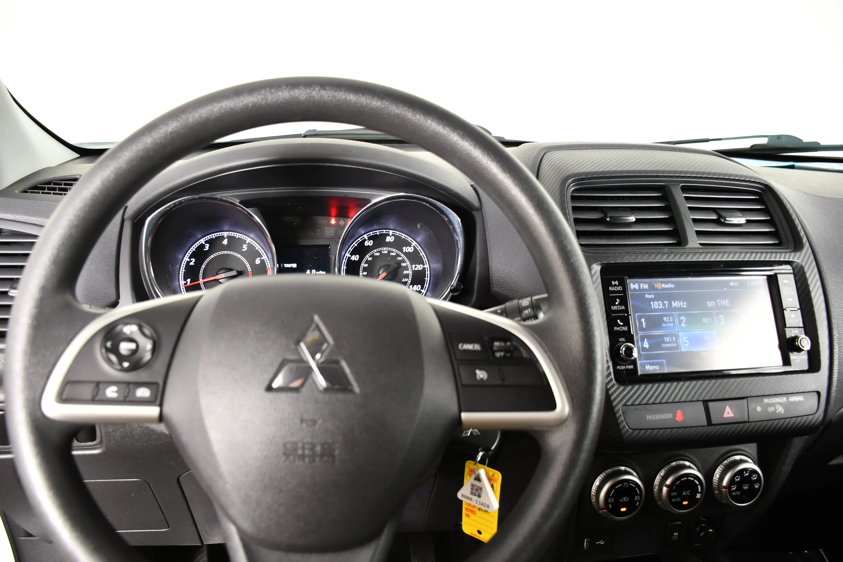 Used 2022 White Diamond Mitsubishi ES image 16