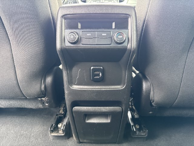 Used 2018 SUMMIT WHITE GMC SLE image 30