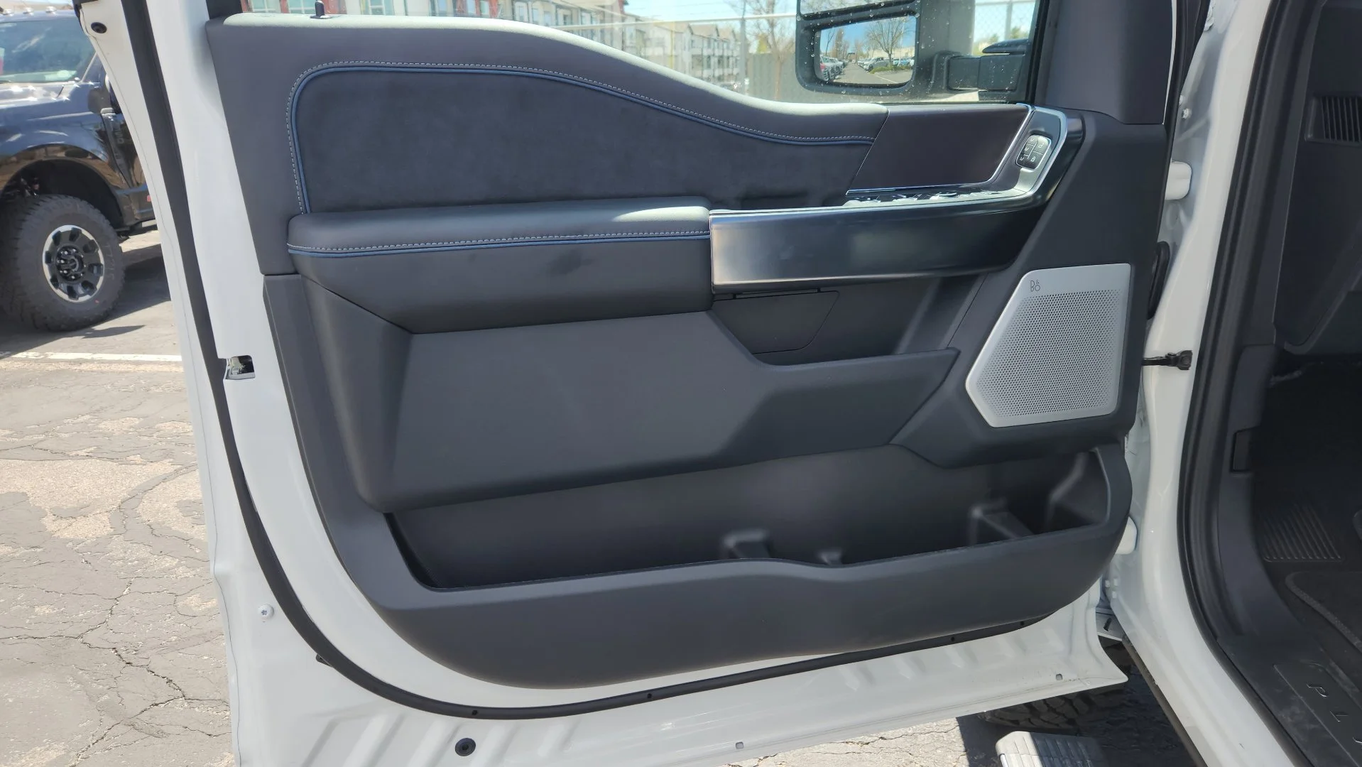 New 2026 Star White Metallic Tri-Coat Ford Platinum image 23