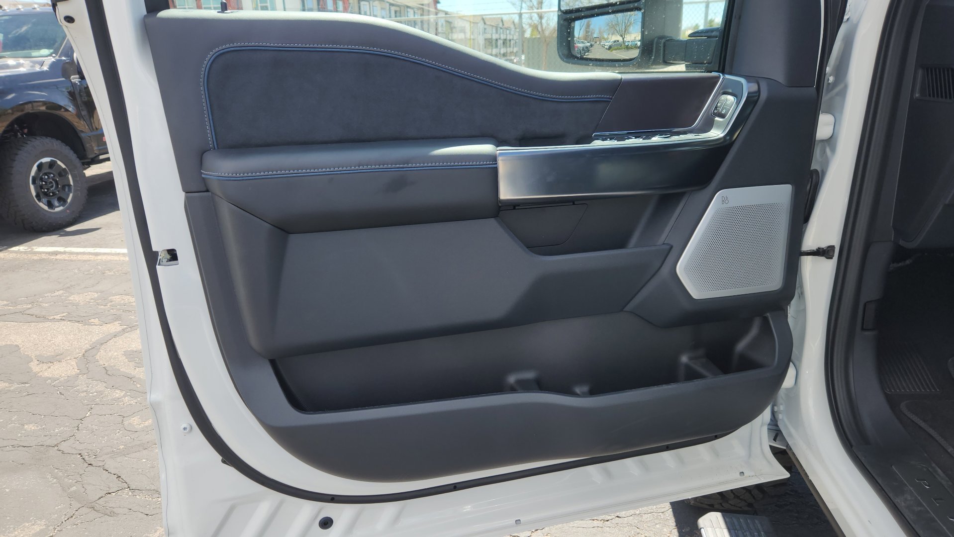 New 2026 Star White Metallic Tri-Coat Ford Platinum image 23