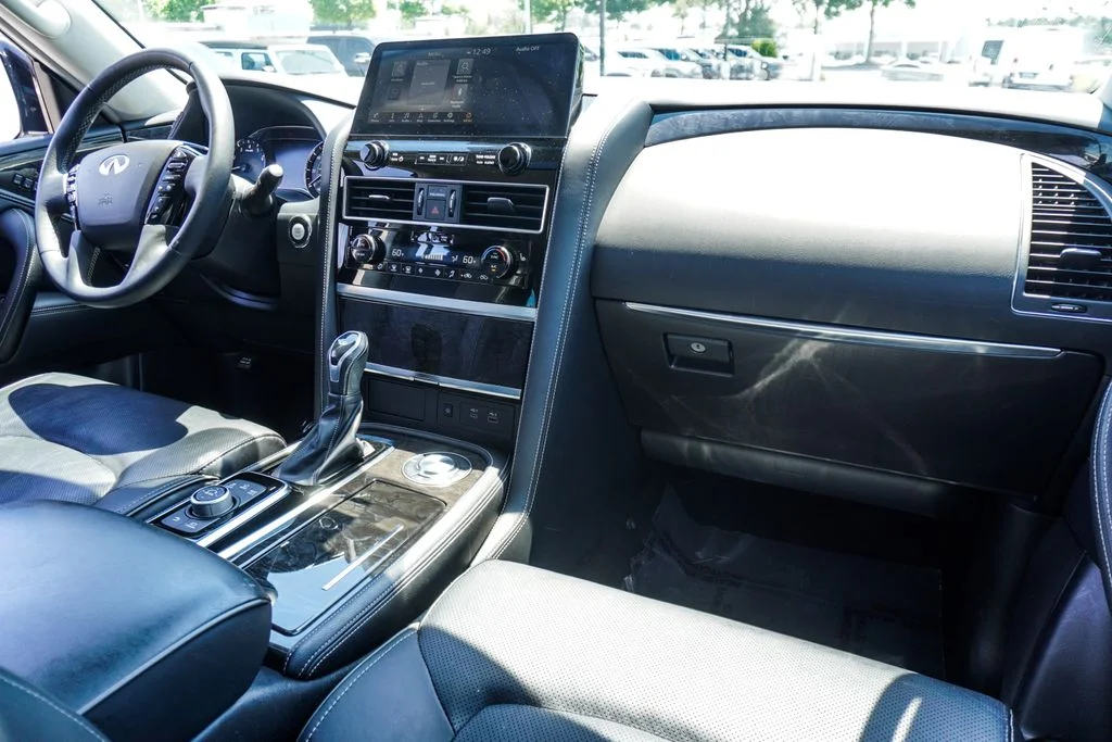 Used 2023 White INFINITI LUXE image 11