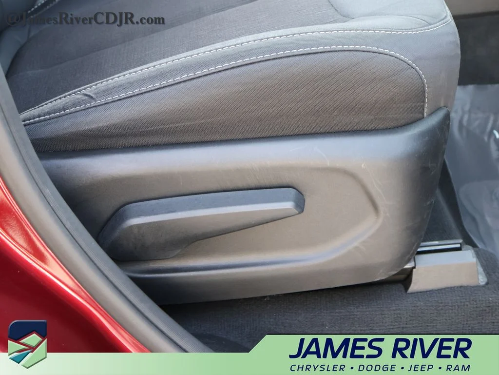 Used 2024 Red Jeep Laredo image 10