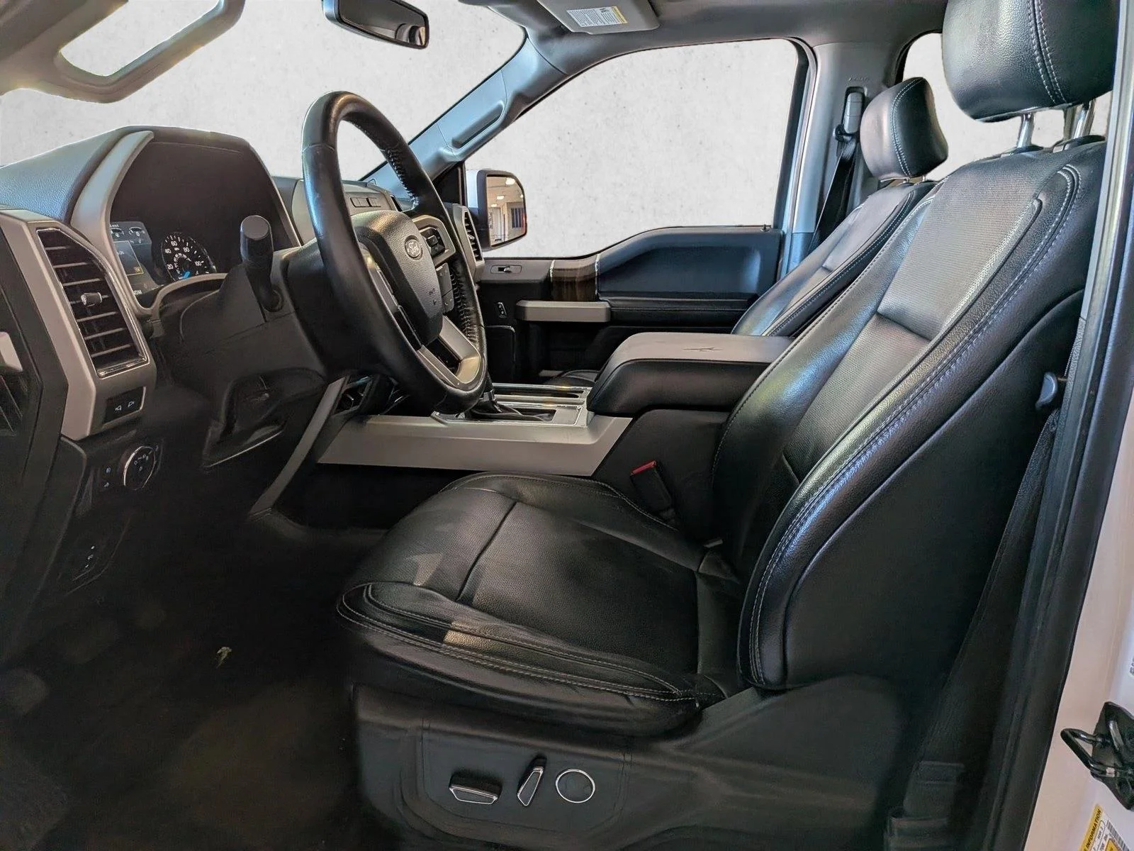 Used 2017 White Platinum Metallic Tri-Coat Ford Lariat image 16