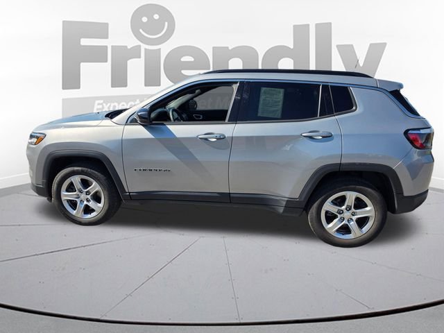 Used 2023 Silver Jeep Latitude image 8
