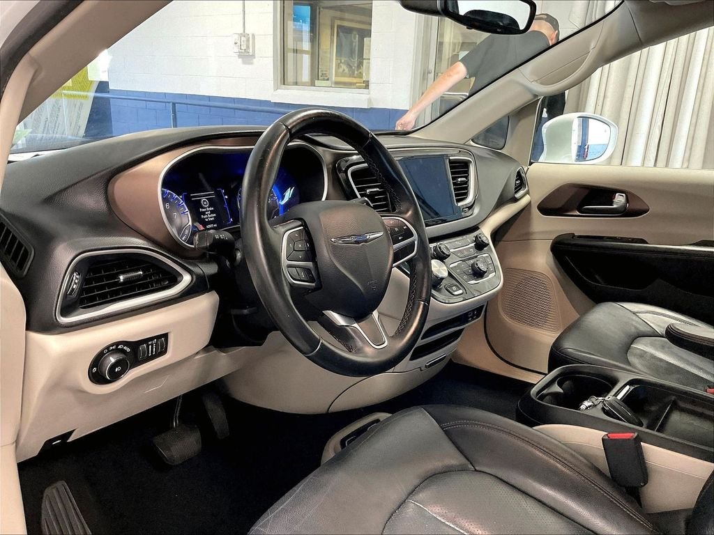 Used 2018 White Chrysler Touring L image 8