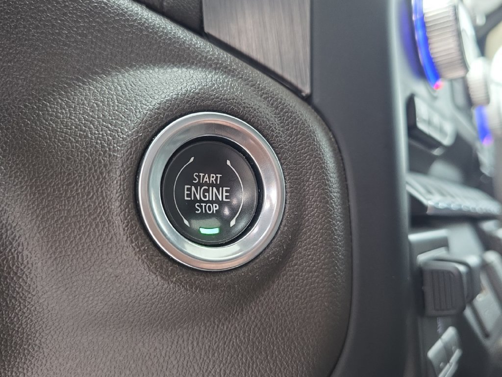 Used 2021 White GMC Denali image 40