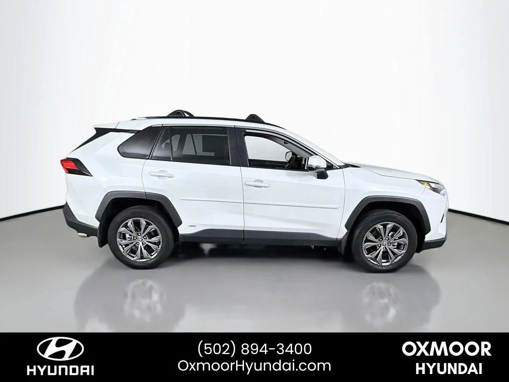 Used 2025 Wind Chill Pearl Toyota Hybrid XLE Premium image 8