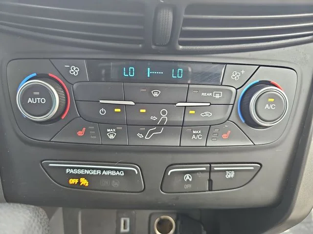 Used 2018 Blue Ford SE image 24