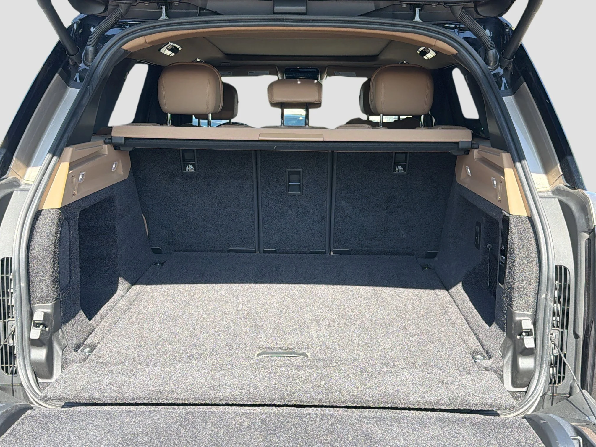 Used 2024 Sunset Gold SV Bespoke Ultra Metallic Satin Land Rover SE image 11