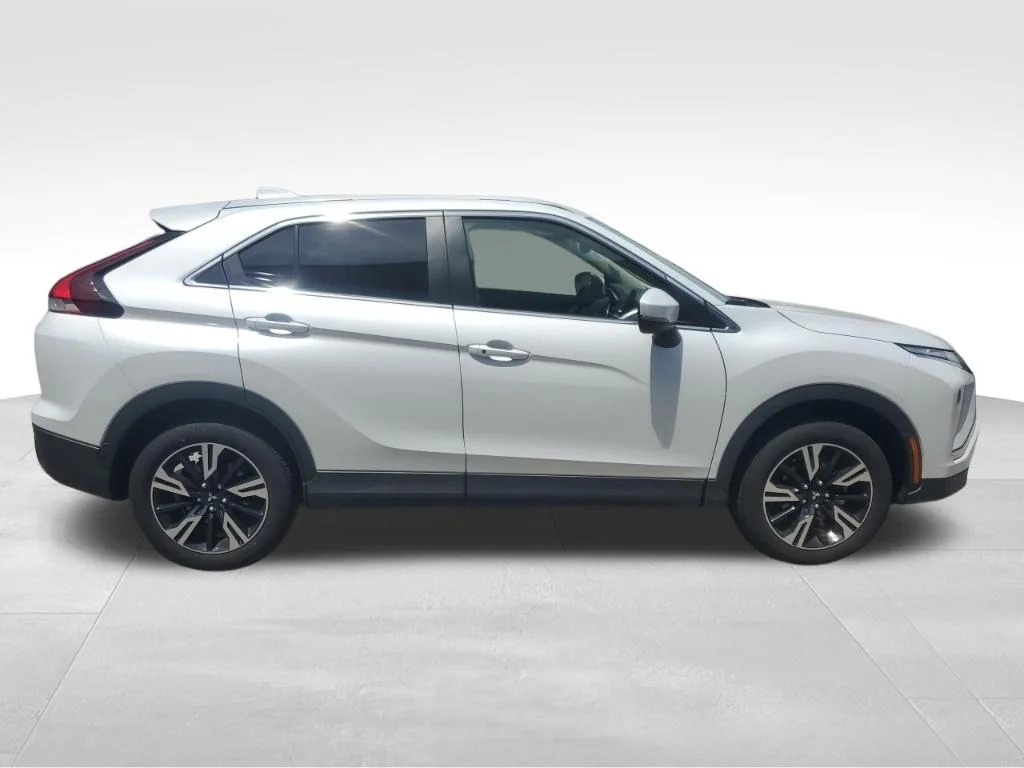 Used 2025 White Mitsubishi SE image 9