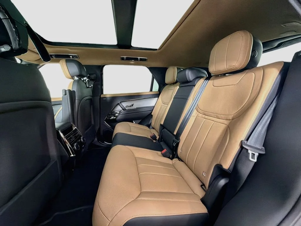 New 2026 Santorini Black LAND ROVER Dynamic SE image 26