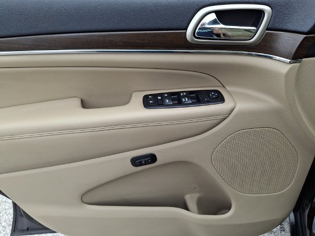 Used 2017 Brown Jeep Limited image 12