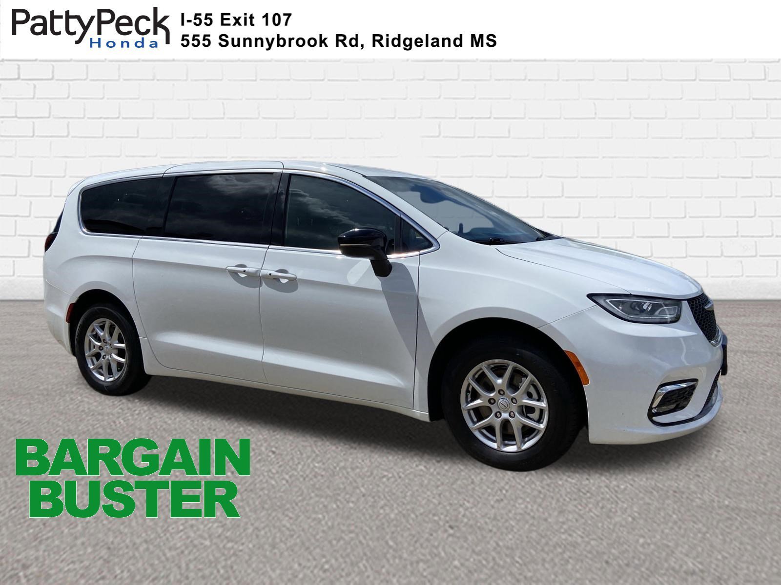 2025 Chrysler Pacifica Select's photo