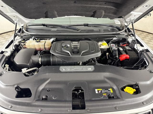 Used 2024 White Jeep Base image 33