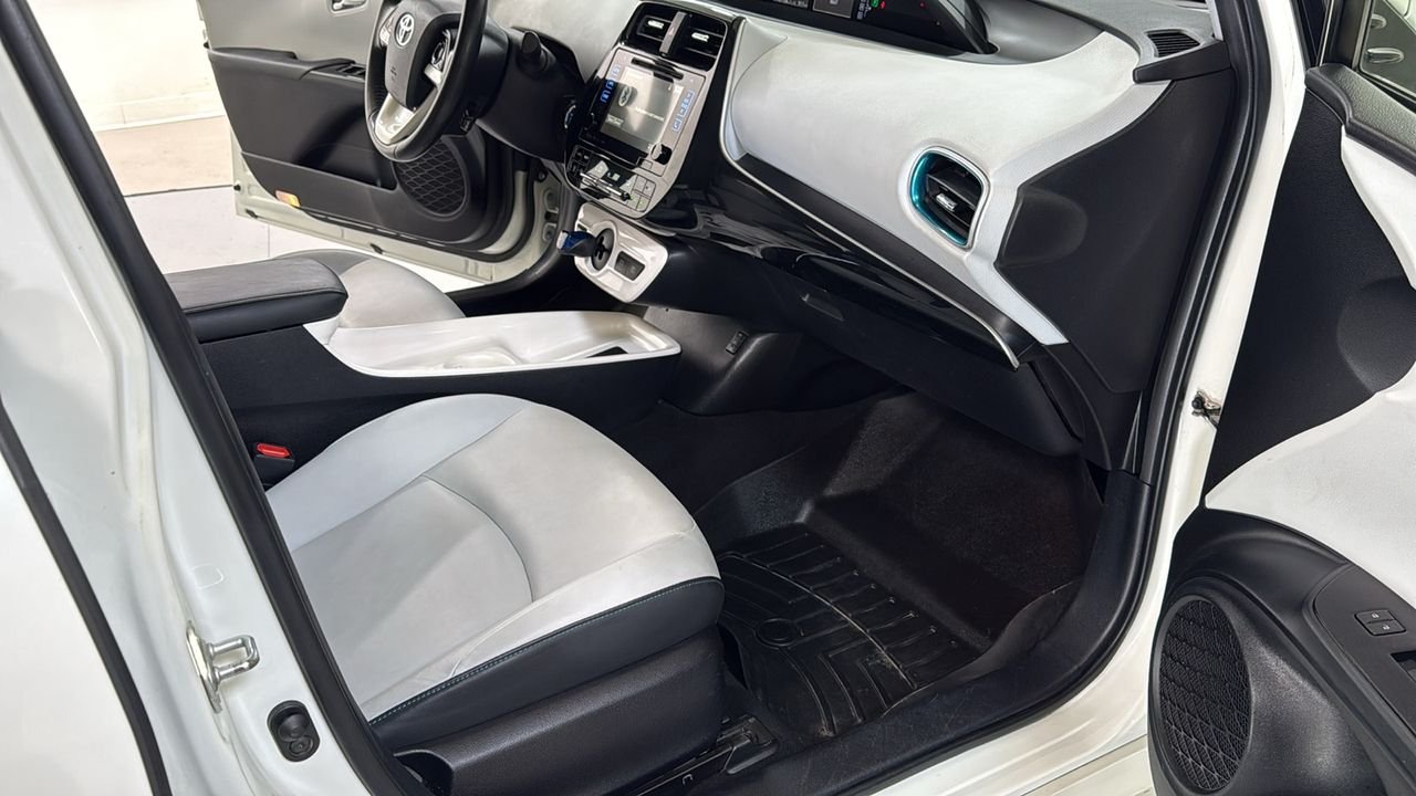 Used 2016 White Toyota Four image 18
