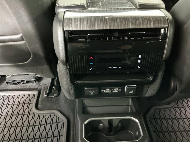 Used 2022 Diamond Black Crystal Pearlcoat Jeep Series III image 25