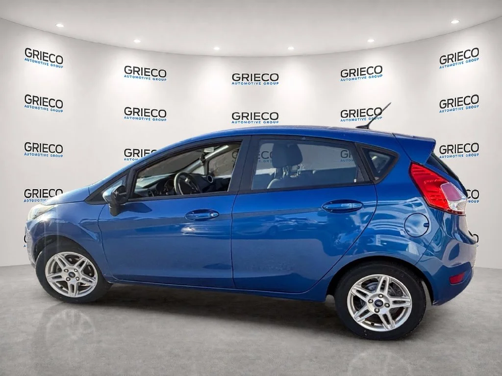 Used 2018 Blue Ford SE image 5