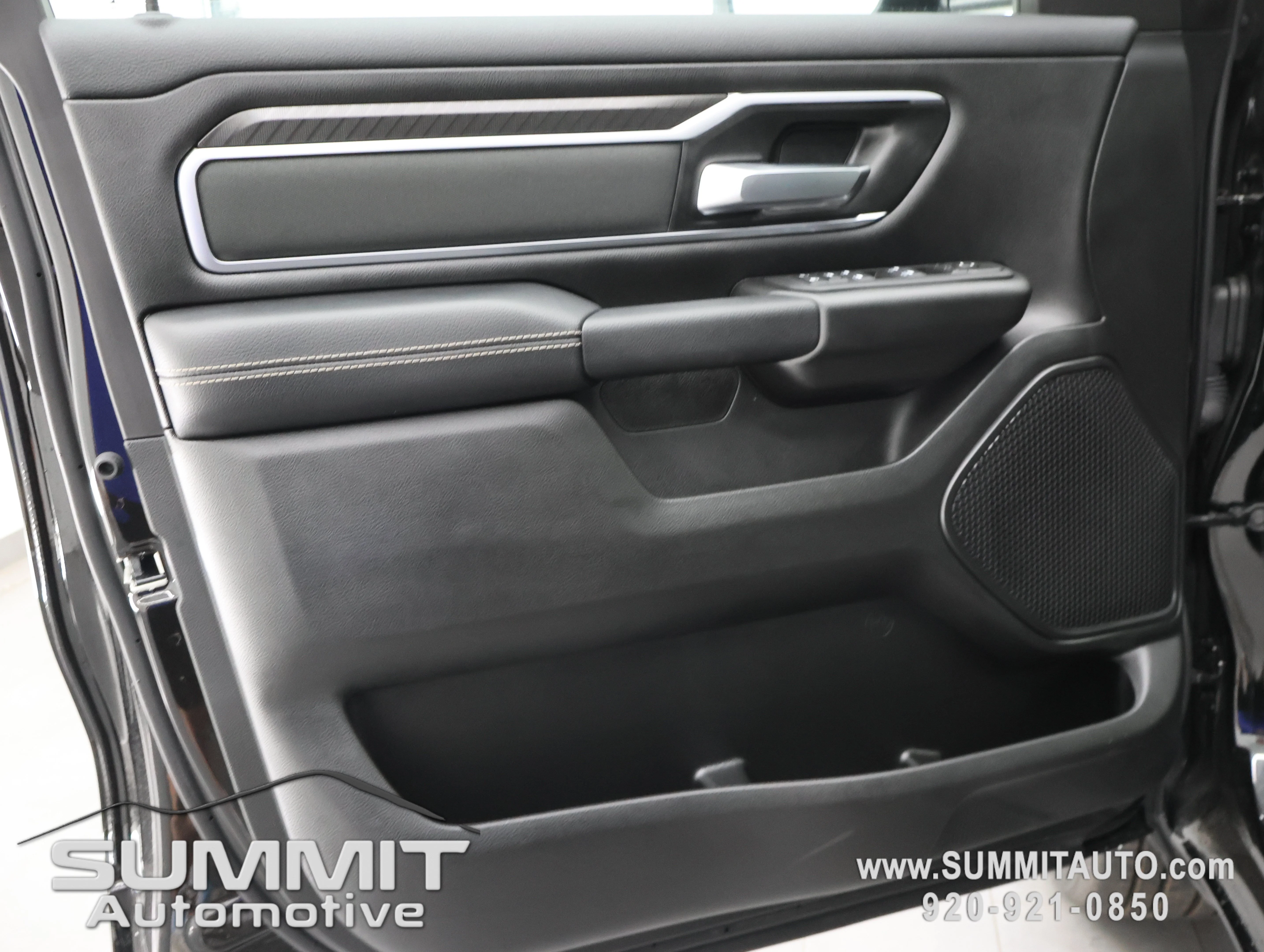 New 2026 Diamond Black Crystal Pearl-Coat Exterior Paint RAM Big Horn/Lone Star image 40