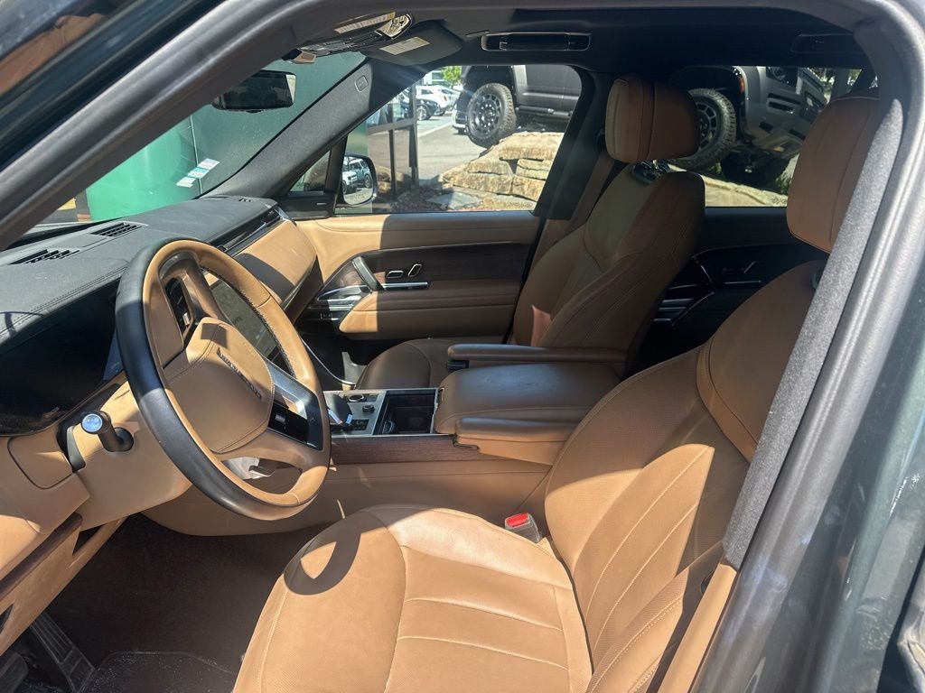Used 2023 Green Land Rover SE image 2