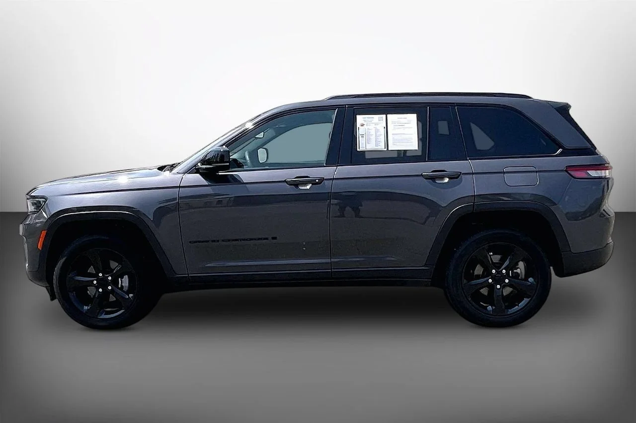 Used 2023 Gray Jeep Altitude X image 5