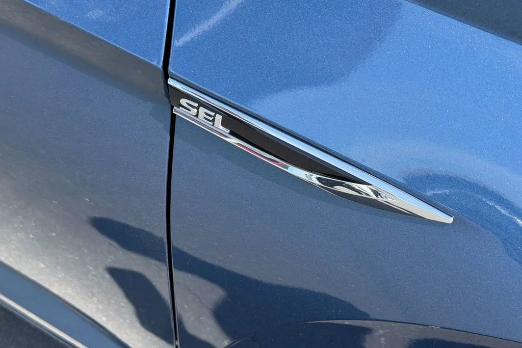 Used 2019 Blue Volkswagen SEL image 5