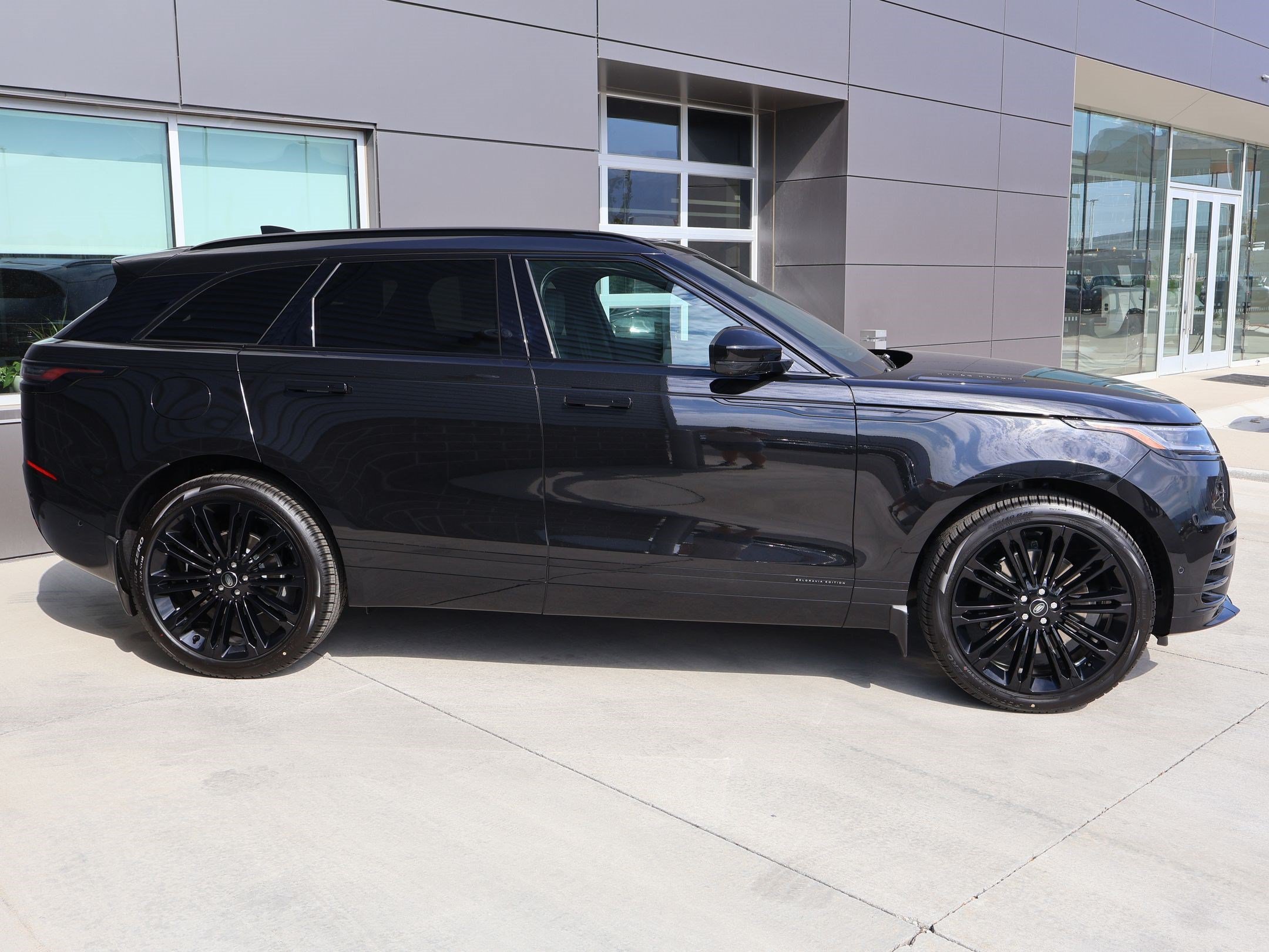 New 2026 Santorini Black LAND ROVER Belgravia Edition image 4