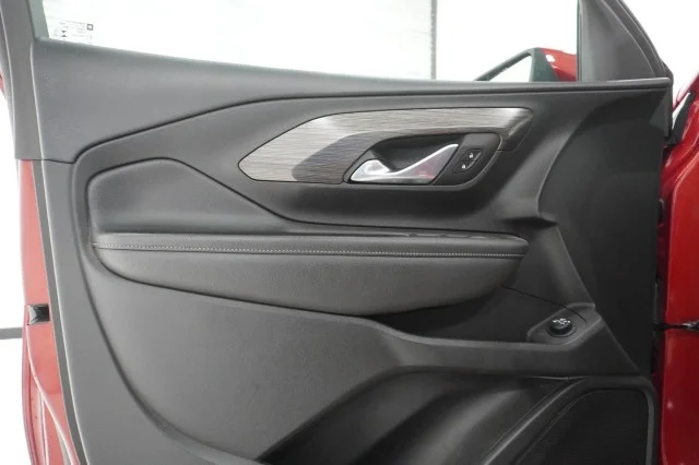 Used 2023  GMC SLE image 13