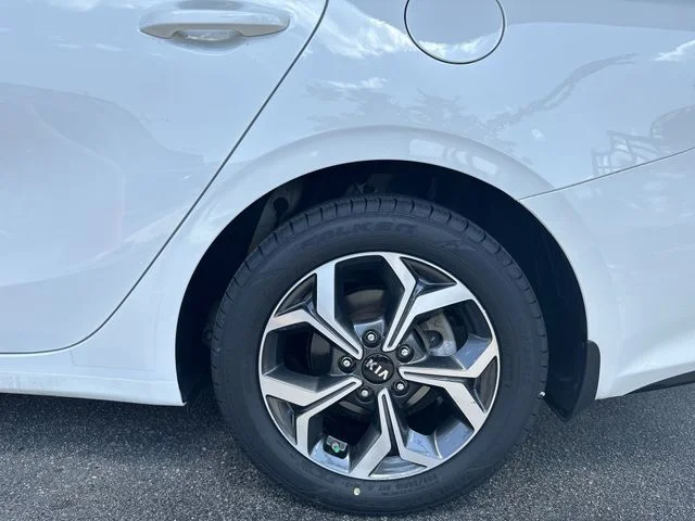 Used 2021 White Kia LXS image 10