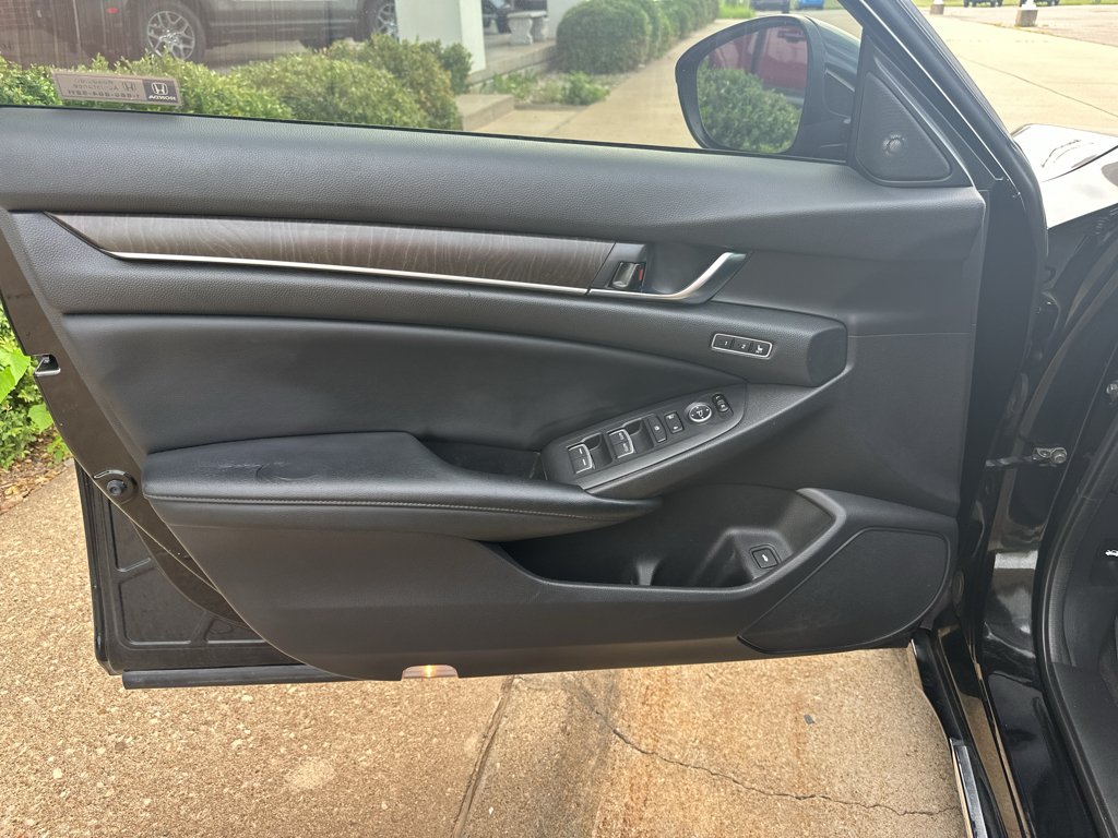 Used 2018 Crystal Black Pearl Honda Touring 1.5T image 15