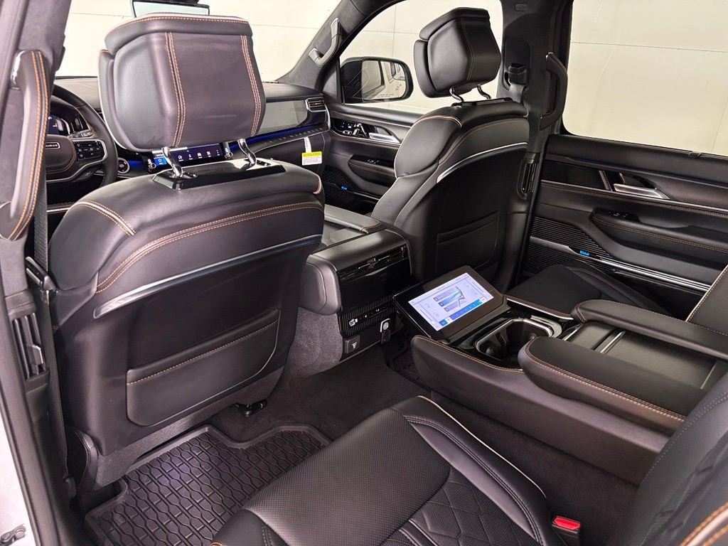New 2026 Bright White Clear-Coat Exterior Paint Jeep Summit Reserve image 41